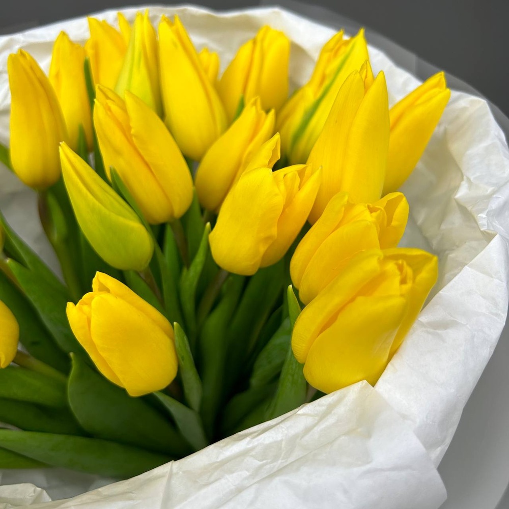 Летний вайб: желтые тюльпаны в стильной упаковке