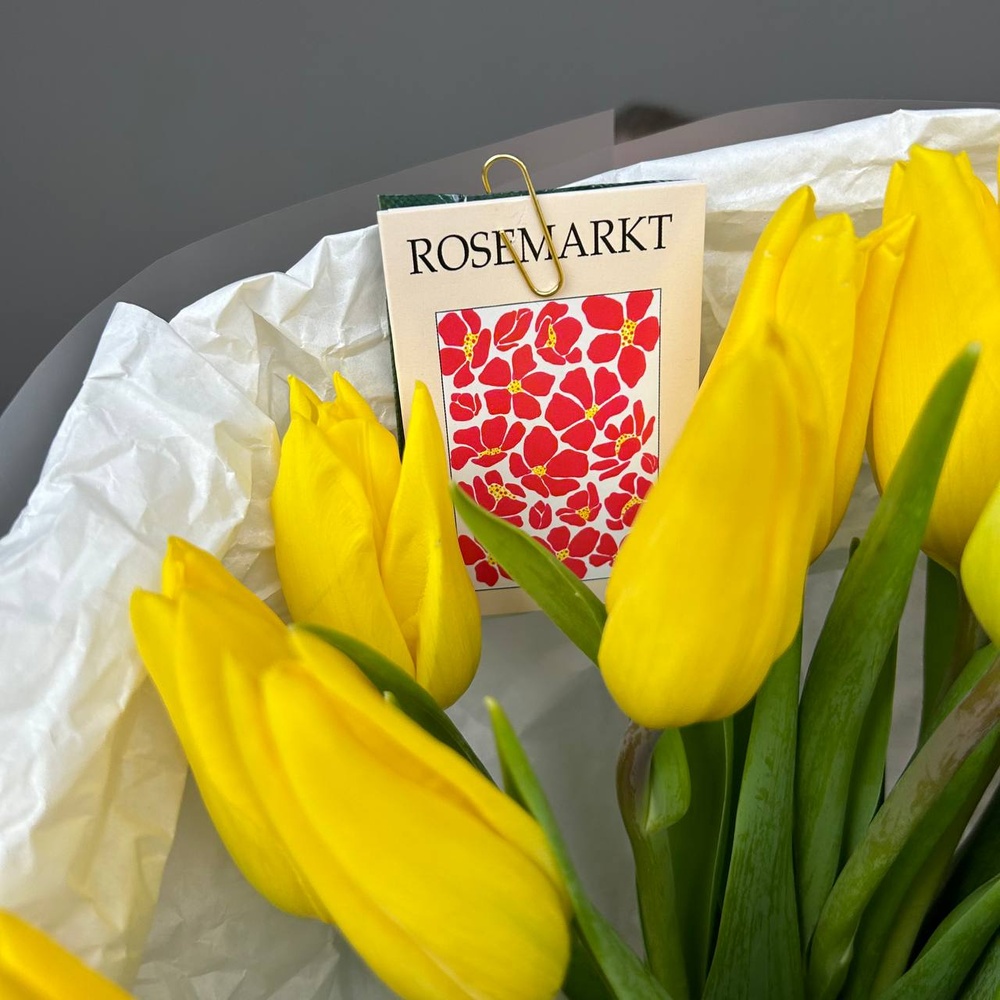 Летний вайб: желтые тюльпаны в стильной упаковке