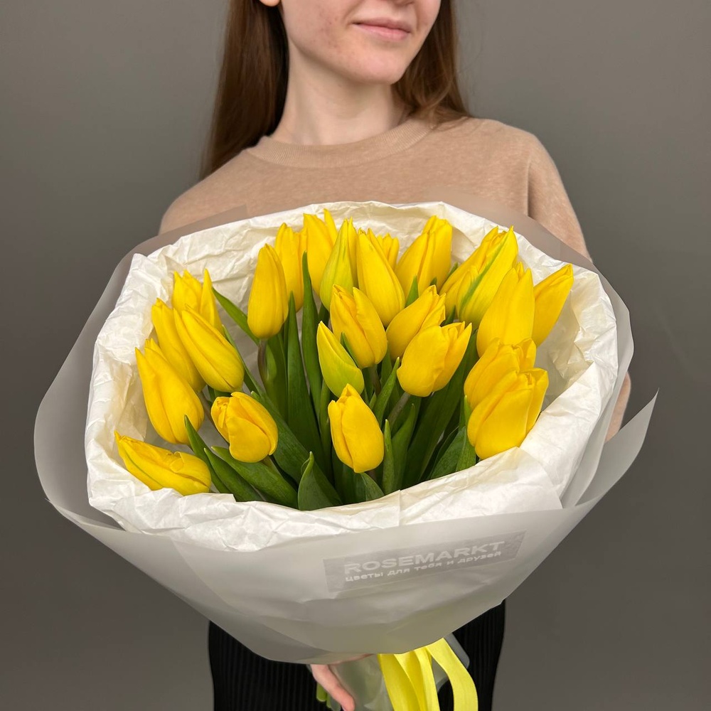 Летний вайб: желтые тюльпаны в стильной упаковке