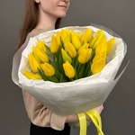 Летний вайб: желтые тюльпаны в стильной упаковке - Фотография 5