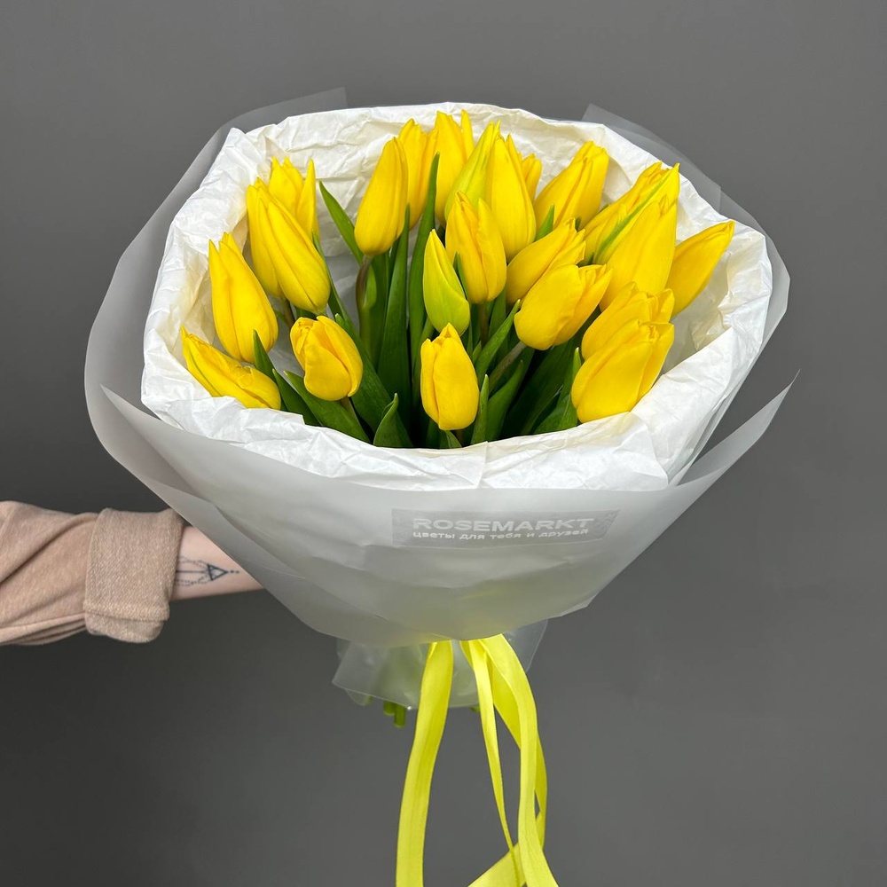 Летний вайб: желтые тюльпаны в стильной упаковке