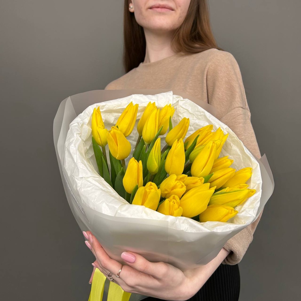 Летний вайб: желтые тюльпаны в стильной упаковке