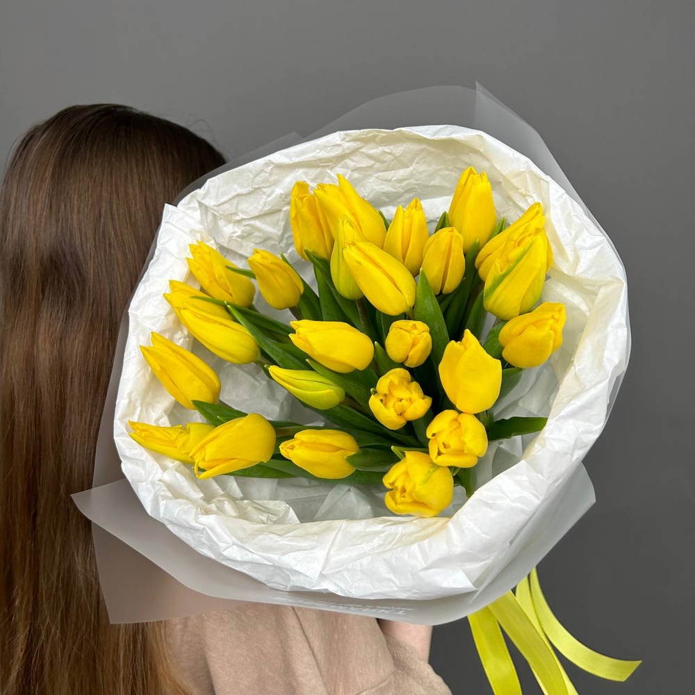 Летний вайб: желтые тюльпаны в стильной упаковке
