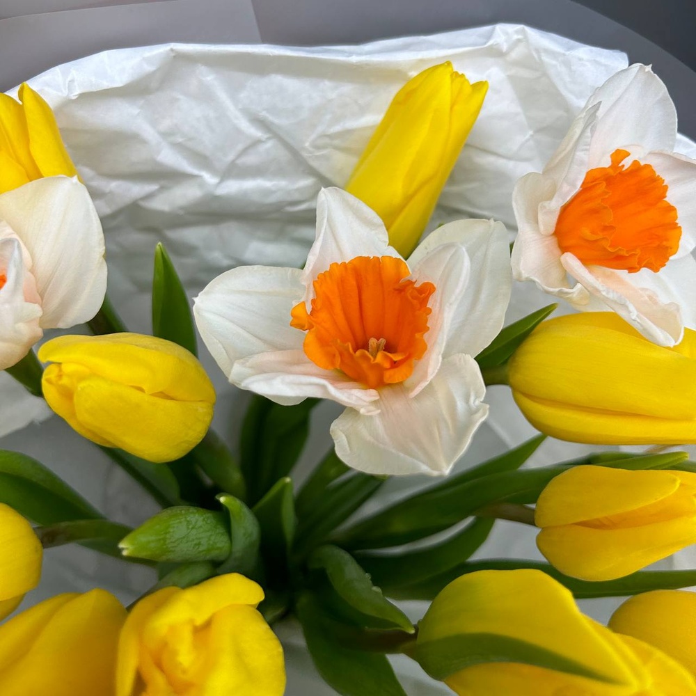 Красота в глазах смотрящего: микс из желтых тюльпанов и нарциссов