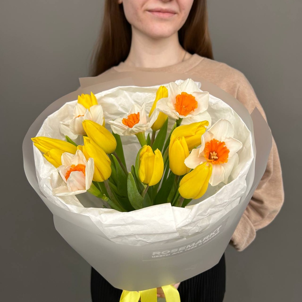 Красота в глазах смотрящего: микс из желтых тюльпанов и нарциссов