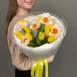 Красота в глазах смотрящего: микс из желтых тюльпанов и нарциссов - Фотография 8