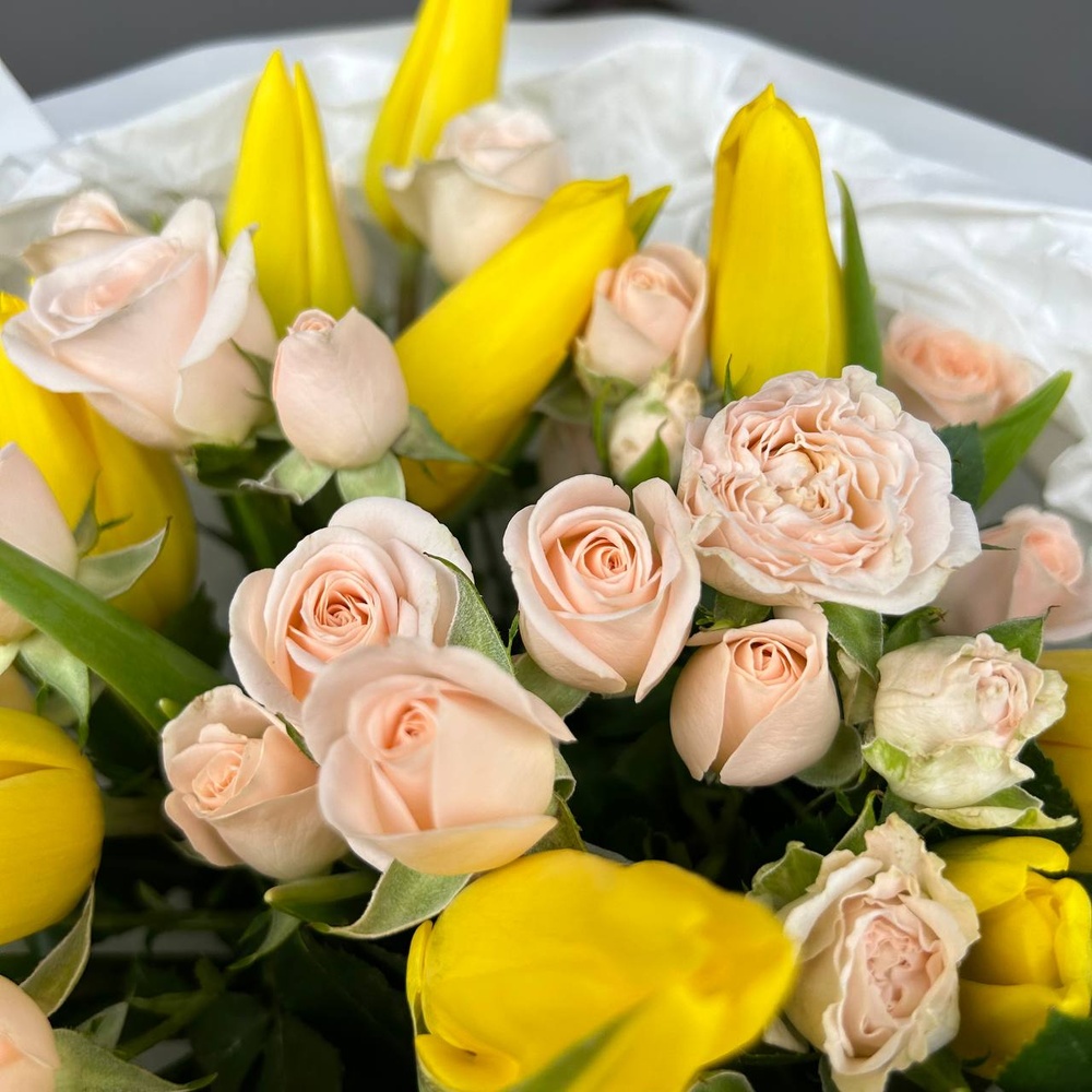 Хочу букет! Микс из желтых тюльпанов и кустовой розы
