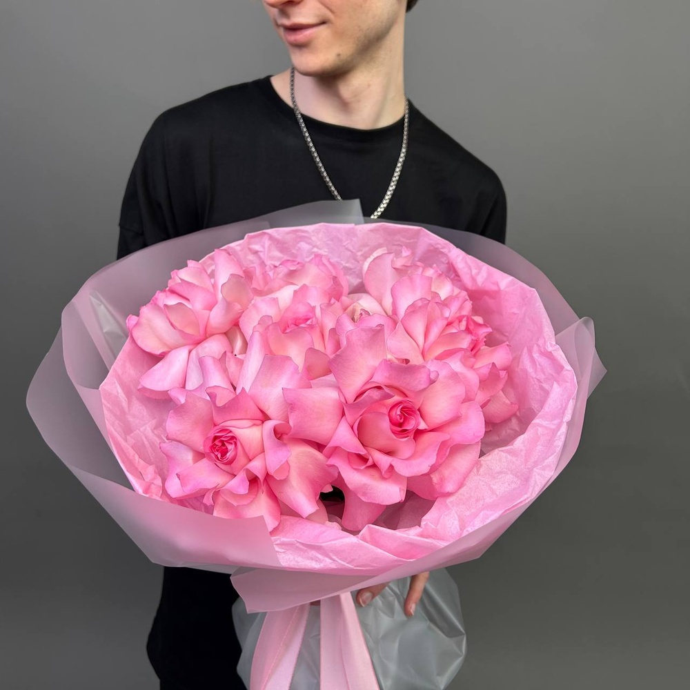 Просто розовый букет в стильной упаковке + аквабокс и коробка-переноска