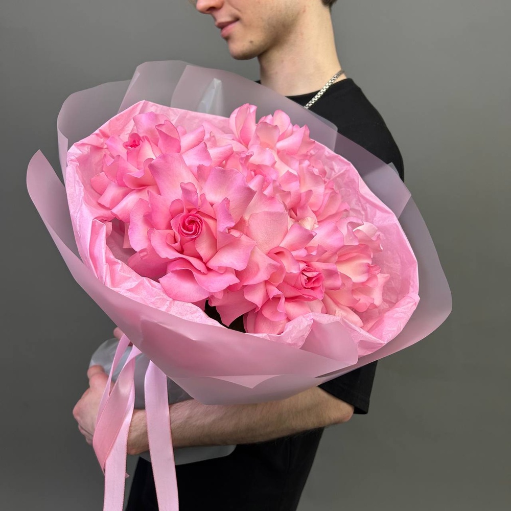 Просто розовый букет в стильной упаковке + аквабокс и коробка-переноска