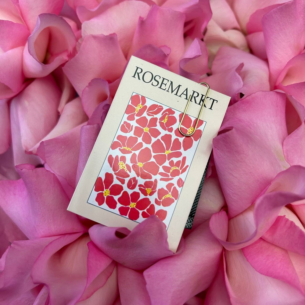 Просто розовый букет в стильной упаковке + аквабокс и коробка-переноска