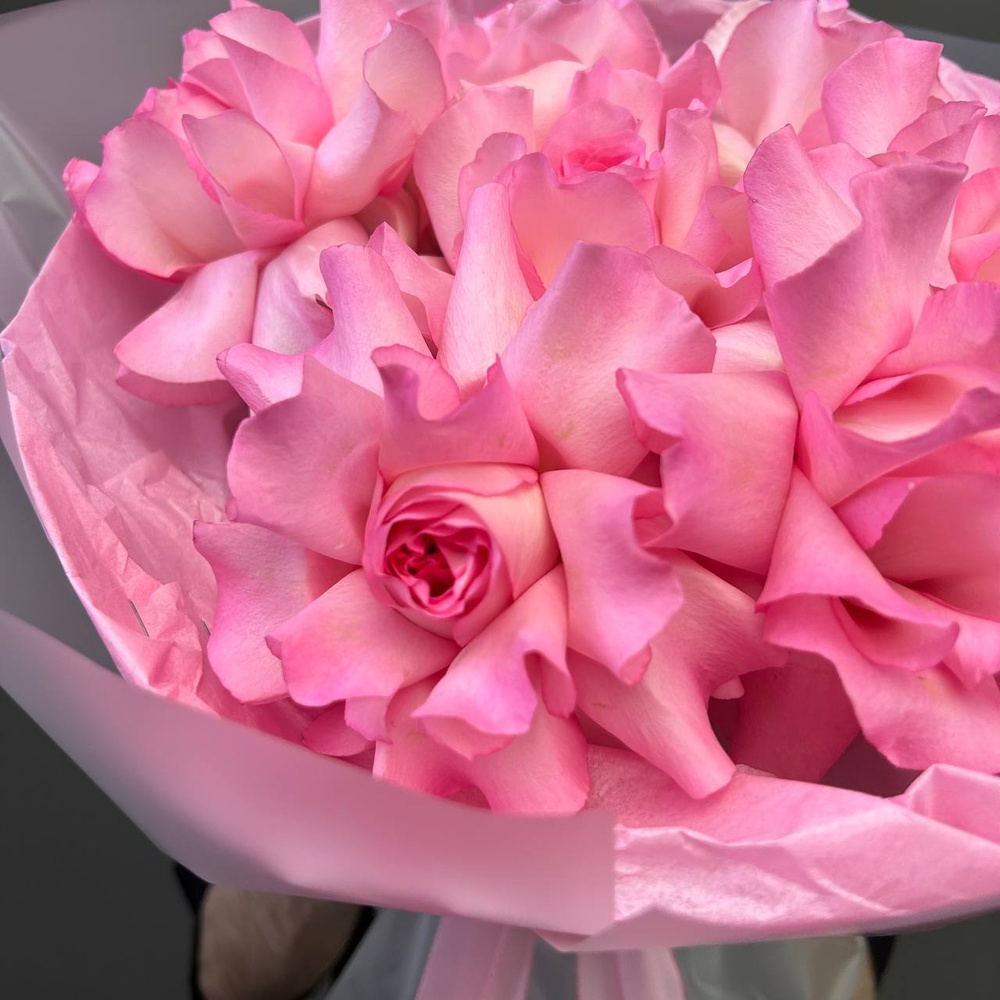 Просто розовый букет в стильной упаковке + аквабокс и коробка-переноска