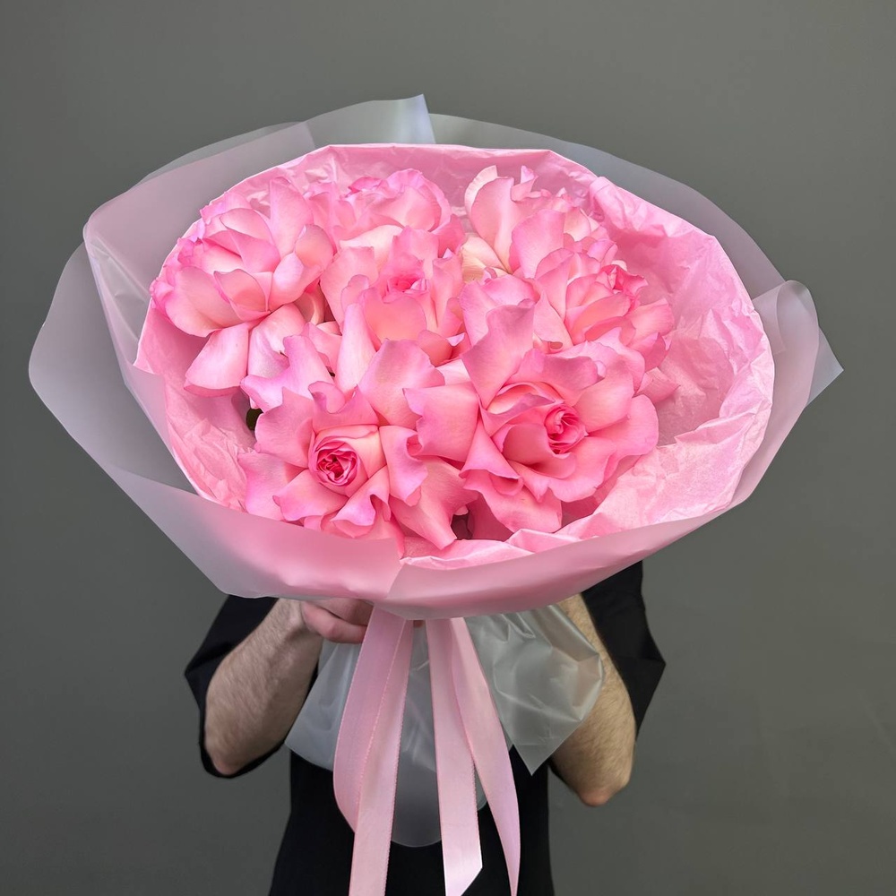 Просто розовый букет в стильной упаковке + аквабокс и коробка-переноска