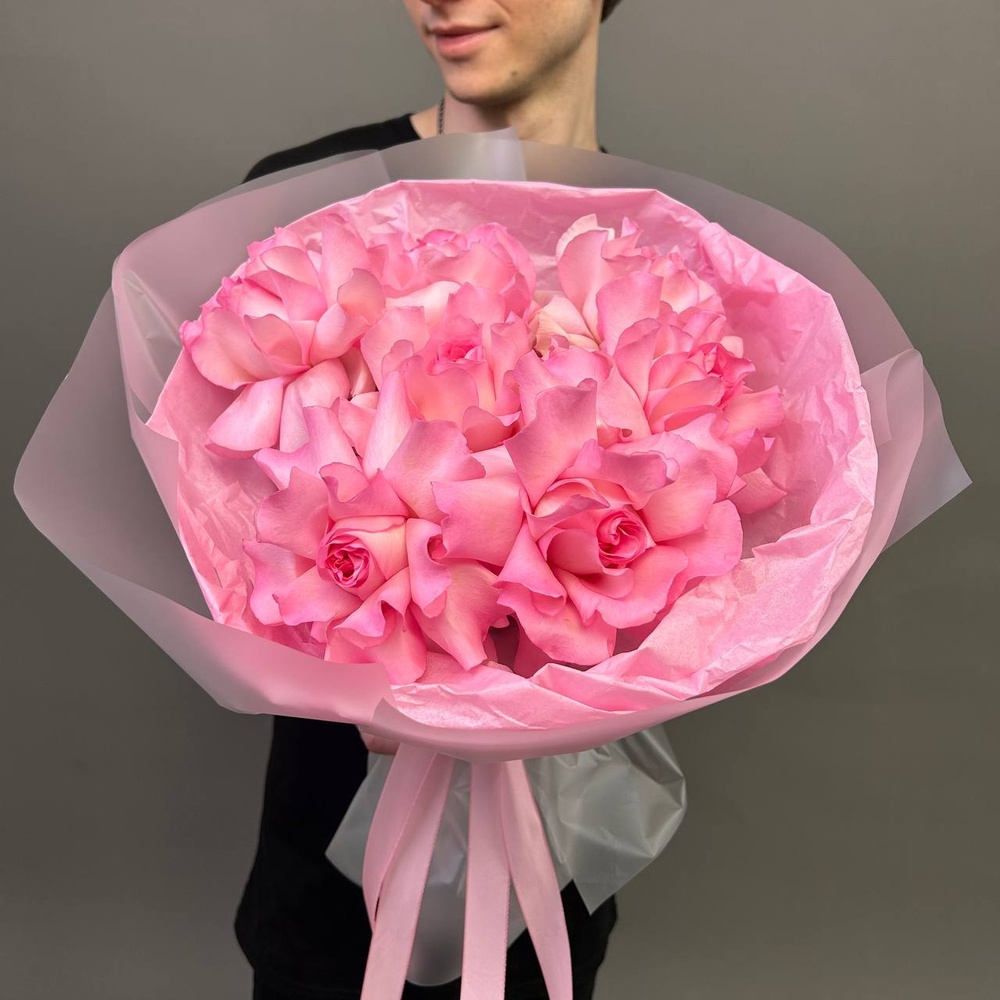 Просто розовый букет в стильной упаковке + аквабокс и коробка-переноска