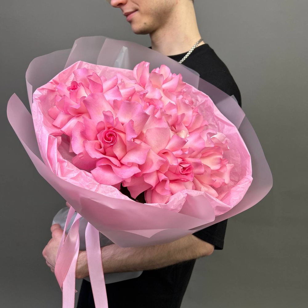 Просто розовый букет в стильной упаковке + аквабокс и коробка-переноска