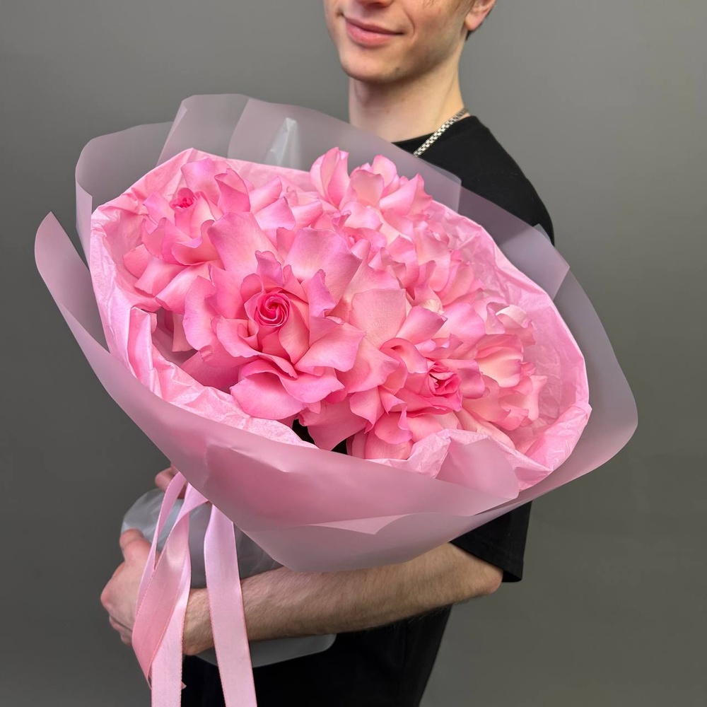 Просто розовый букет в стильной упаковке + аквабокс и коробка-переноска