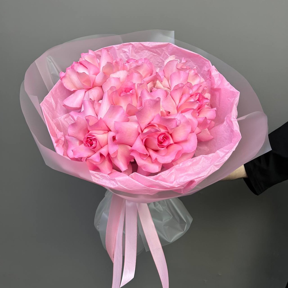 Просто розовый букет в стильной упаковке + аквабокс и коробка-переноска