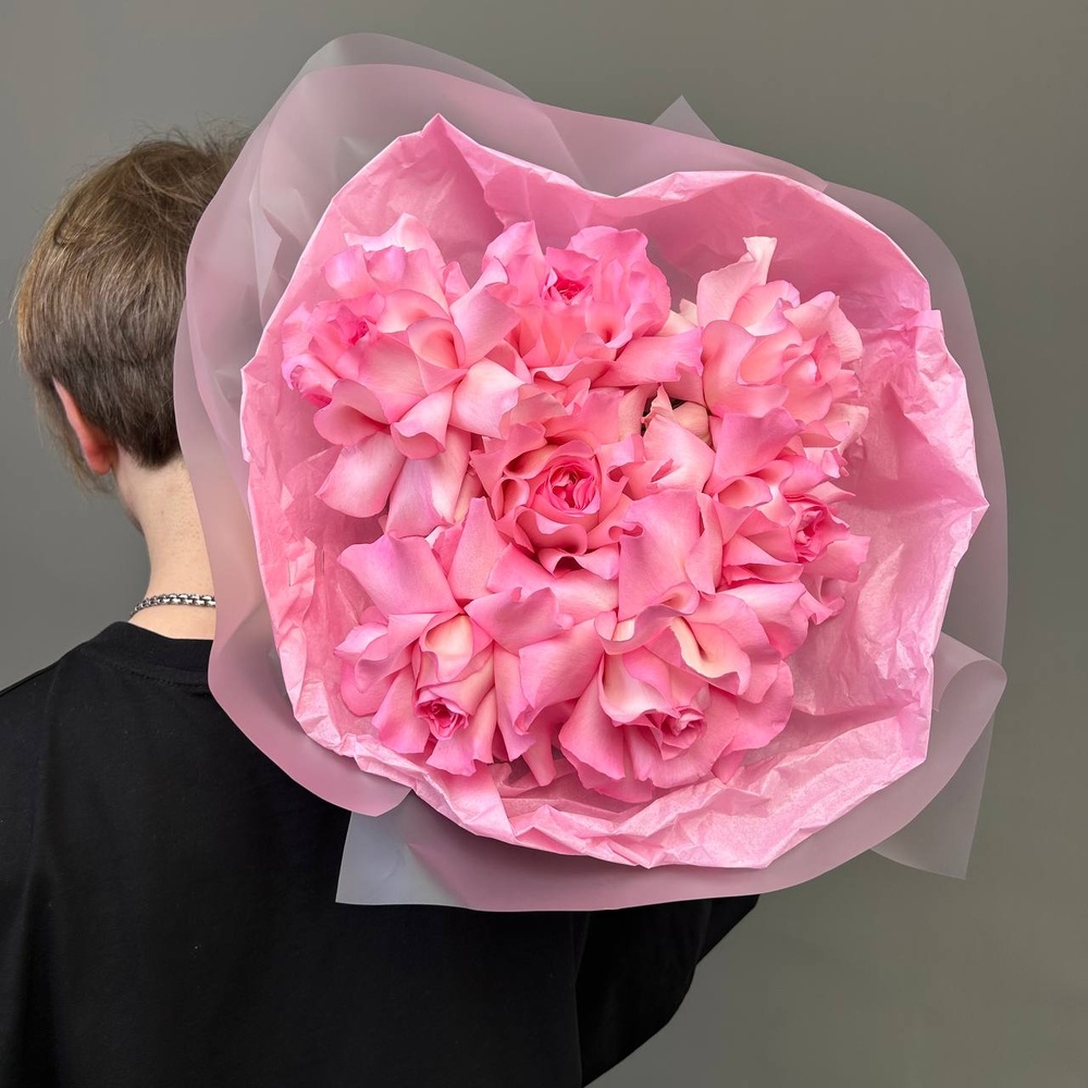 Просто розовый букет в стильной упаковке + аквабокс и коробка-переноска