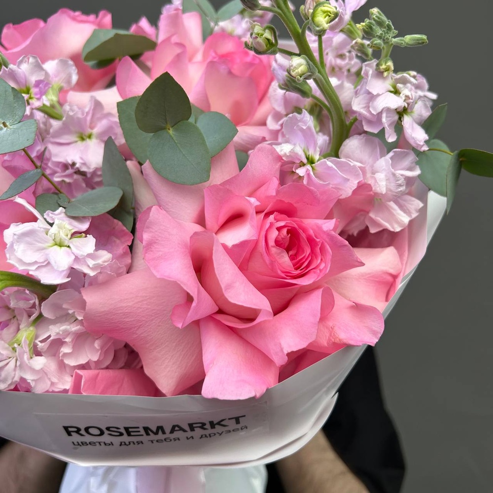 Её нежные поцелуи: французская роза и маттиола + аквабокс и коробка-переноска