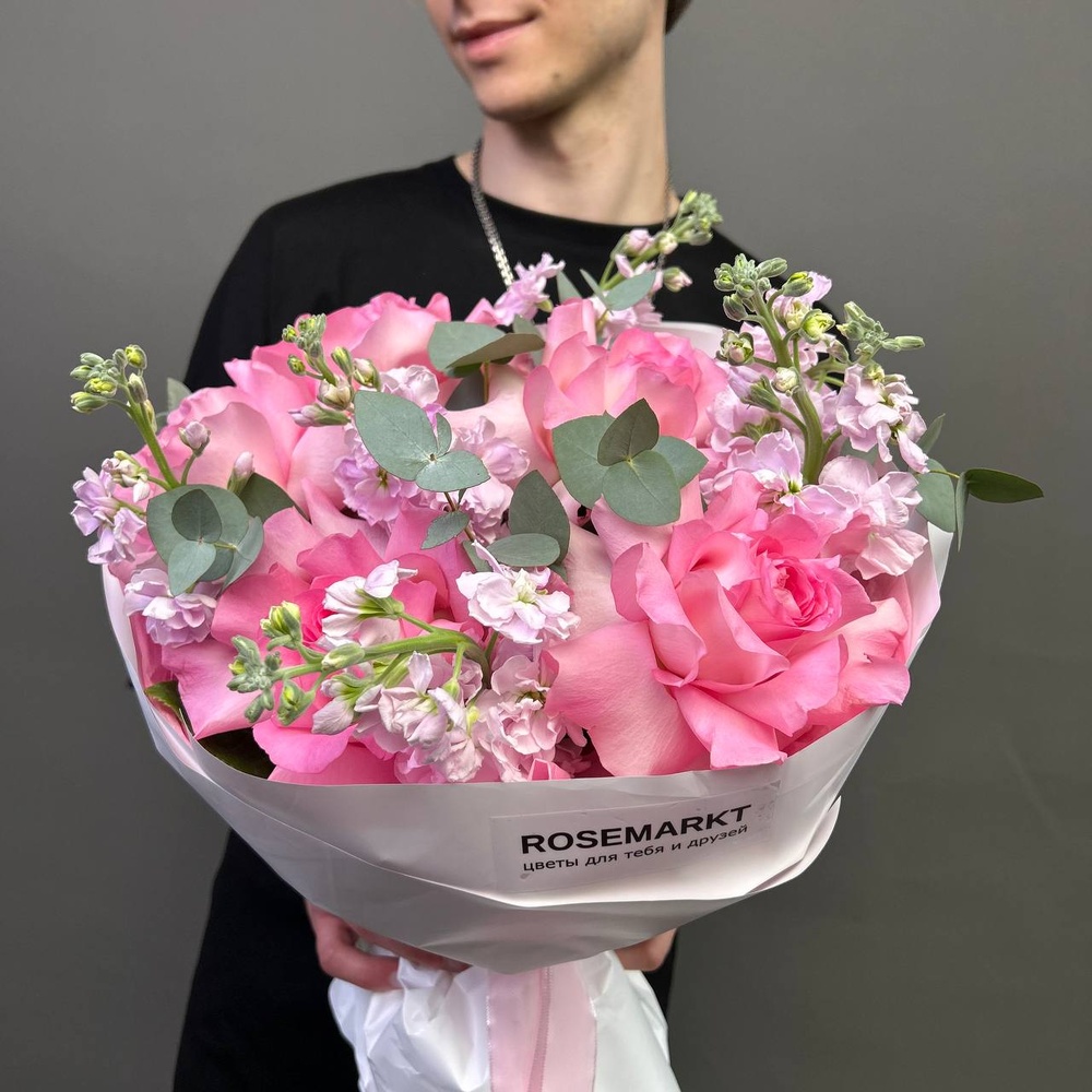 Её нежные поцелуи: французская роза и маттиола + аквабокс и коробка-переноска