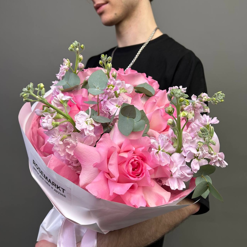 Её нежные поцелуи: французская роза и маттиола + аквабокс и коробка-переноска