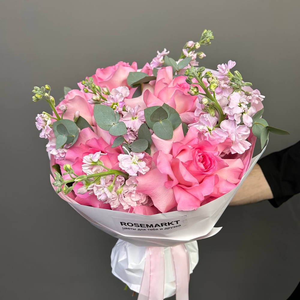 Её нежные поцелуи: французская роза и маттиола + аквабокс и коробка-переноска