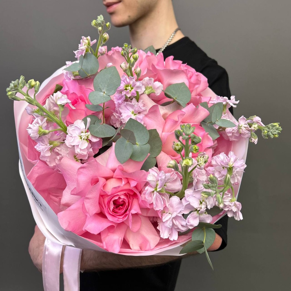 Её нежные поцелуи: французская роза и маттиола + аквабокс и коробка-переноска