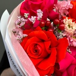 К тебе. Шикарный букет из роз сорта Пинк Флойд и Нина + аквабокс и коробка-переноска - Фотография 9
