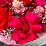 К тебе. Шикарный букет из роз сорта Пинк Флойд и Нина + аквабокс и коробка-переноска - Фотография 11