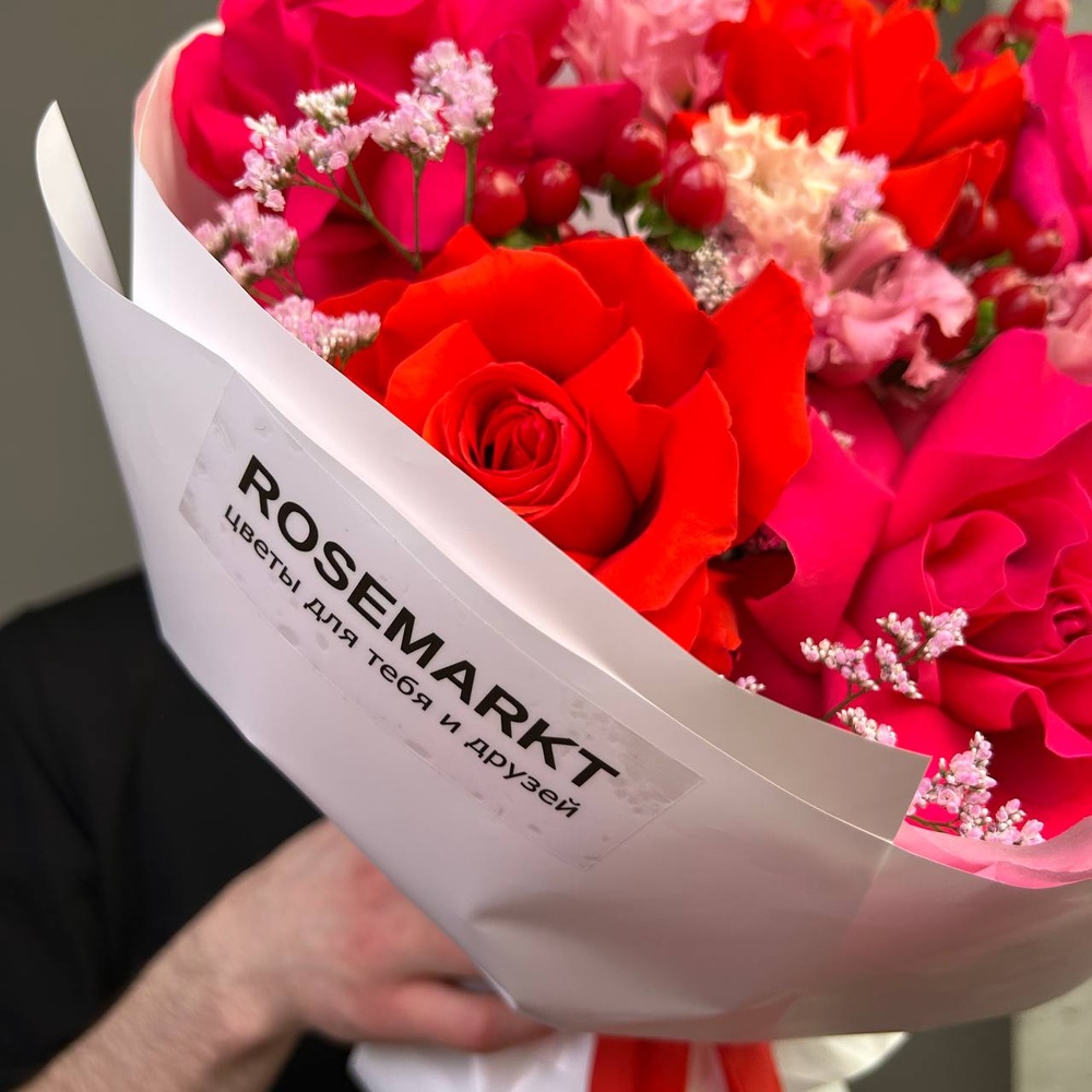 К тебе. Шикарный букет из роз сорта Пинк Флойд и Нина + аквабокс и коробка-переноска