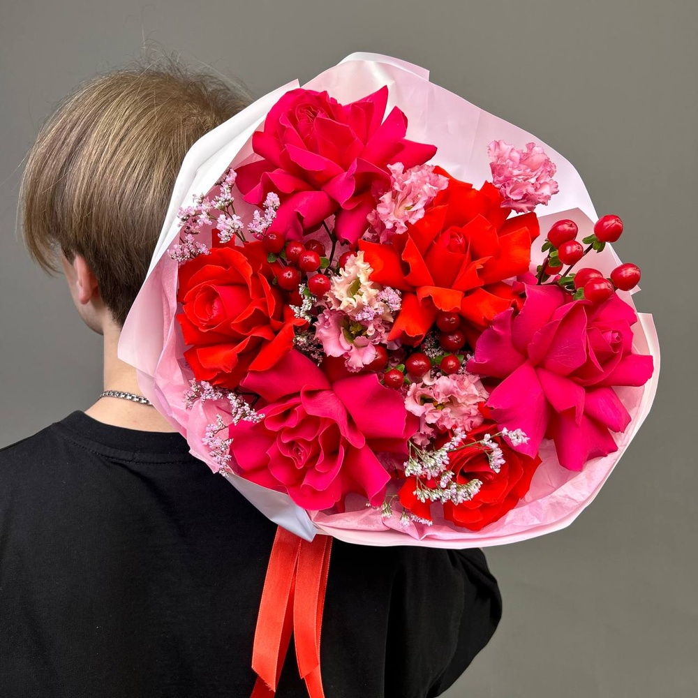 К тебе. Шикарный букет из роз сорта Пинк Флойд и Нина + аквабокс и коробка-переноска