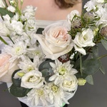 Морская любовь: вайт охара, маттиола и белый лизиантус - Фотография 4