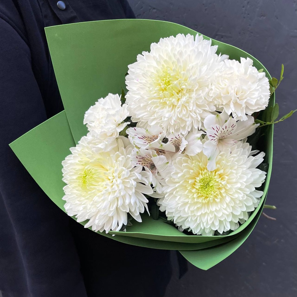 Вайт Грин: стойкие хризантемы и альстромерия 