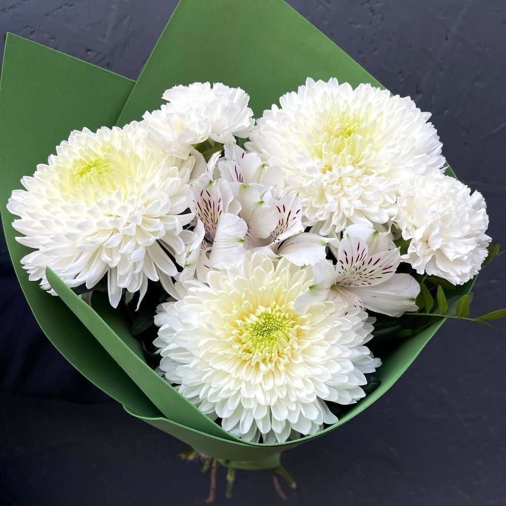 Вайт Грин: стойкие хризантемы и альстромерия 