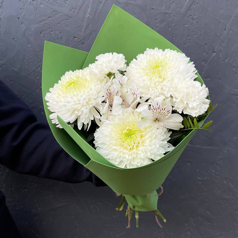 Вайт Грин: стойкие хризантемы и альстромерия 