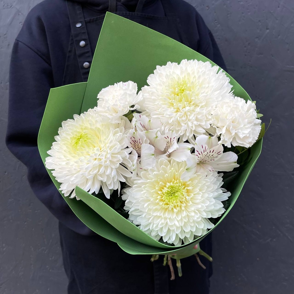 Вайт Грин: стойкие хризантемы и альстромерия 