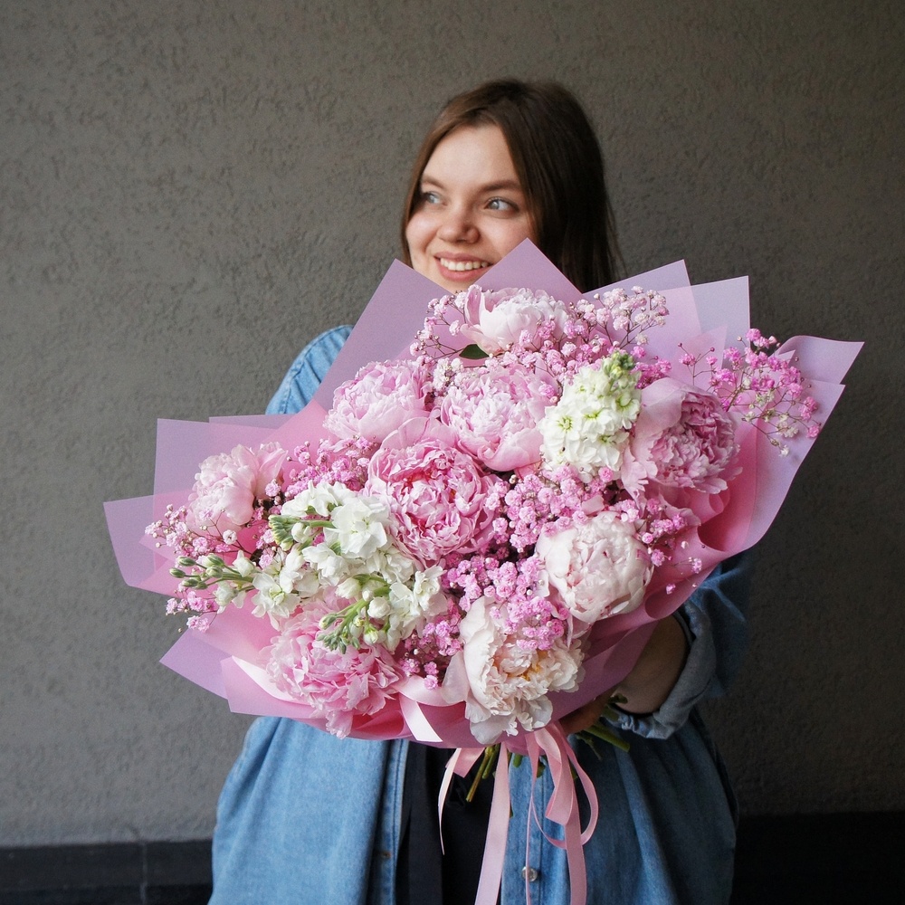 Открой Меня: букет густомахровых пионов, фактурной маттиолы и розовых соцветий