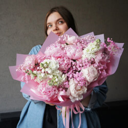 Открой Меня: букет густомахровых пионов, фактурной маттиолы и розовых соцветий Открой Меня: букет густомахровых пионов, фактурной маттиолы и розовых соцветий