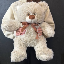 Букет «Мягкая игрушка «Медведь Арчи» латте, 50 см» Букет «Мягкая игрушка «Медведь Арчи» латте, 50 см»