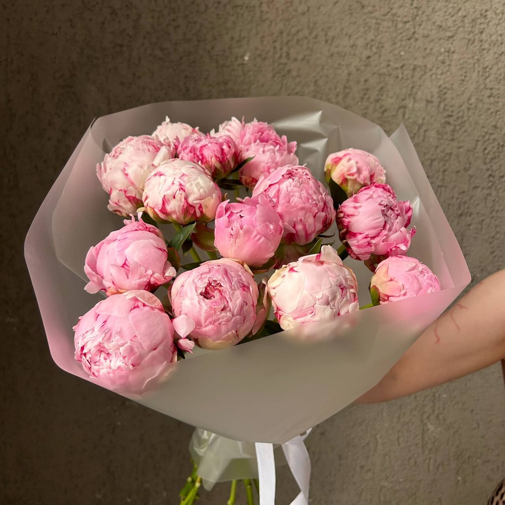15 розовых пионов в стильной упаковке