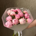 15 розовых пионов в стильной упаковке - Фотография 5