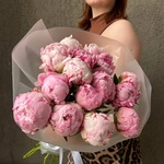 15 розовых пионов в стильной упаковке - Фотография 2