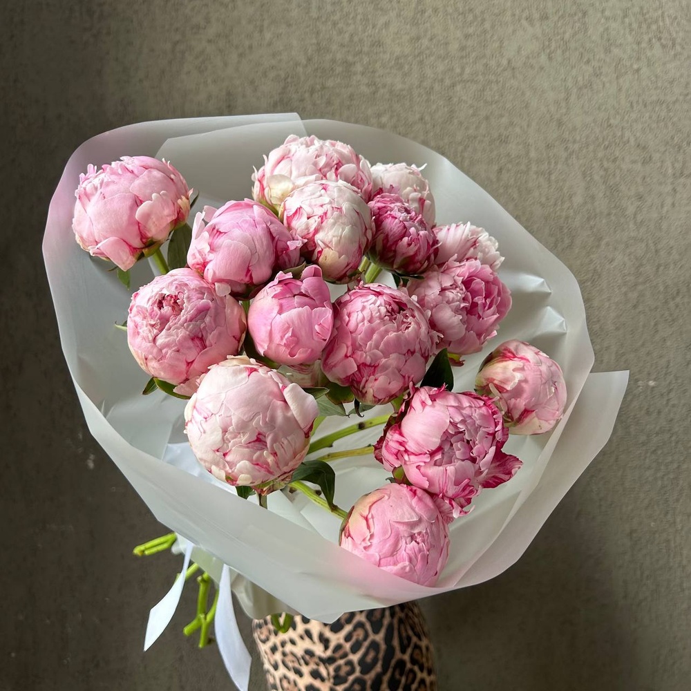 15 розовых пионов в стильной упаковке