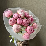 15 розовых пионов в стильной упаковке - Фотография 1