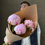 Свежих 3 розовых пиона в крафте - Фотография 1