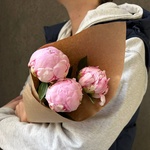 Свежих 3 розовых пиона в крафте - Фотография 2