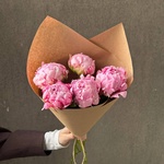Свежих 5 розовых пионов в крафте - Фотография 6