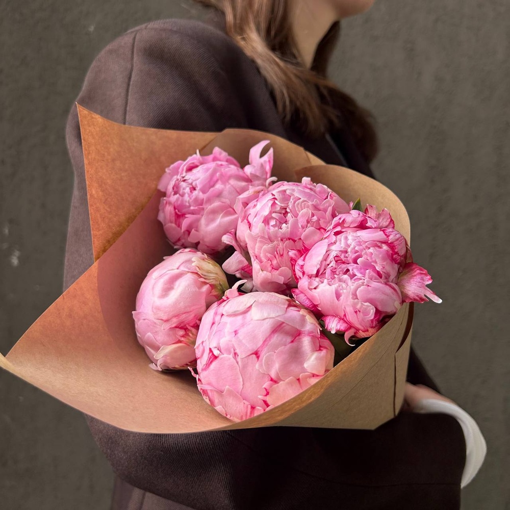 Свежих 5 розовых пионов в крафте