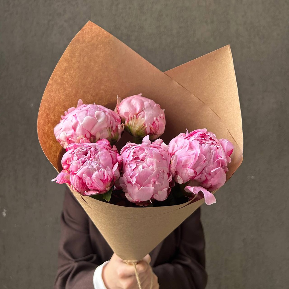 Свежих 5 розовых пионов в крафте