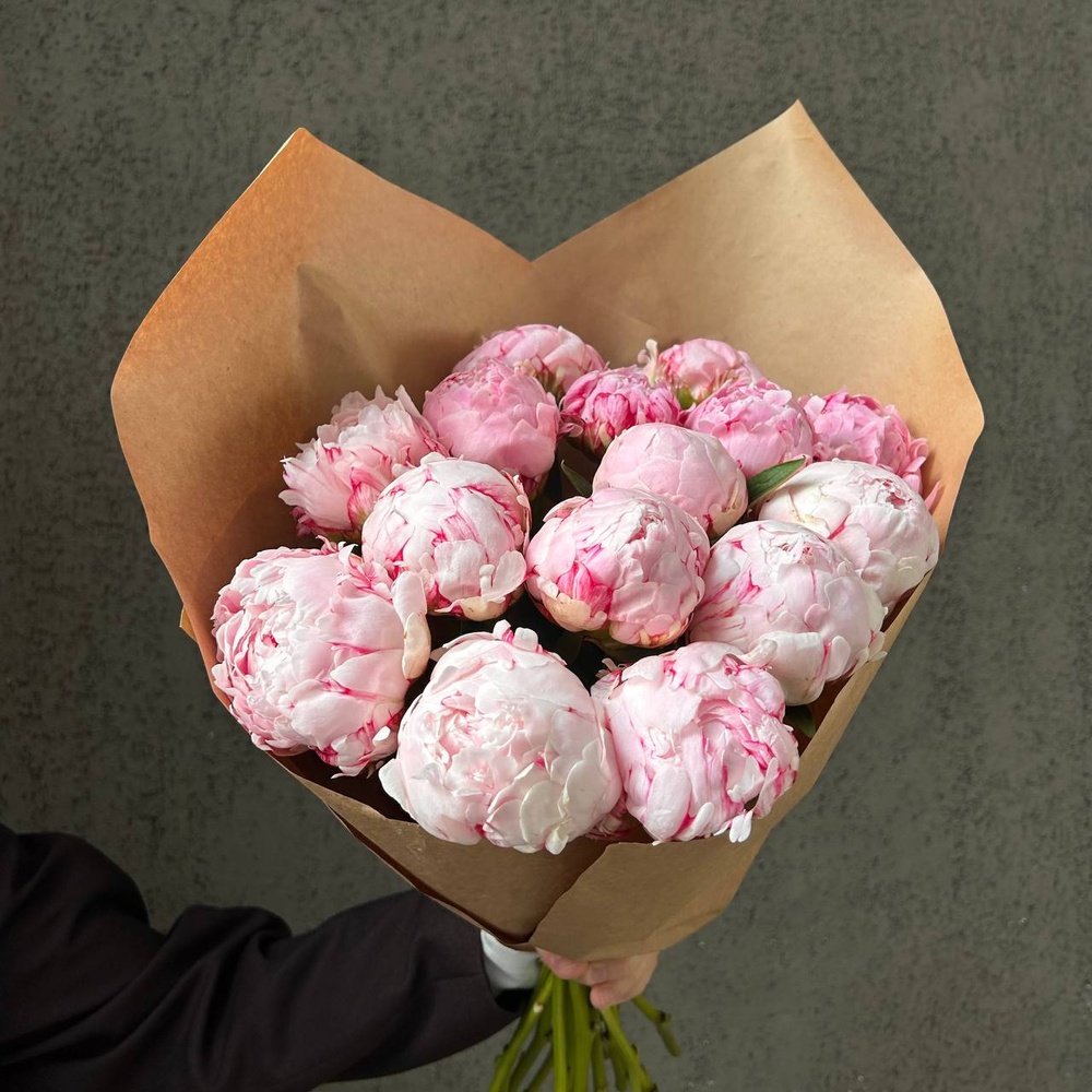 Свежих 15 розовых пионов в крафте