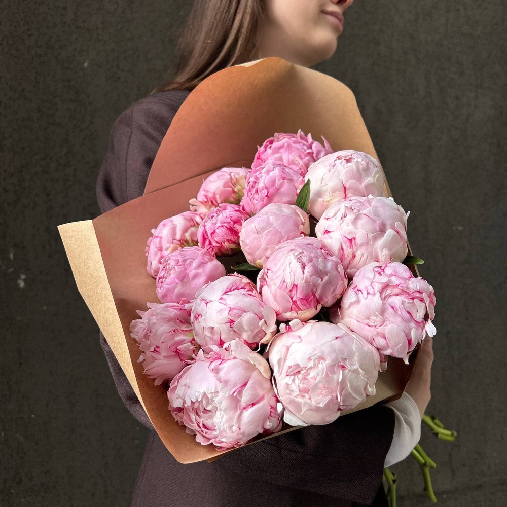 Свежих 15 розовых пионов в крафте
